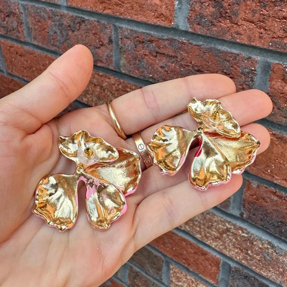 Elegant Hibiscus Flower Earrings – Red & White Enamel Gold-Tone Design - Picture 2 of 7